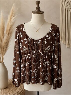 Gilli Brown Floral Peasant Blouse with White Print